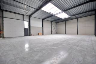 Un tout nouveau complexe d'entreprises a été construit sur l'ancien site de Bekaert à Zwevegem - Moen.<br />Le tout nouveau parc PME ne compte pas moins de 19 unités de coque, dont 3 seulement sont encore disponibles !<br /><br />Quelques caractéristiques de cette unité PME :
<ul>
	<li>Les bâtiments sont construits en matériaux durables</li>
	<li>Surface de <strong>321m2</strong></li>
	<li>L'unité est construite dans une structure en acier</li>
	<li>Les murs sont constitués d'une combinaison de panneaux en béton et de panneaux sandwichs métalliques</li>
	<li>Toiture en tôle d'acier avec isolation</li>
	<li>Dalle en béton industriel poli, portail sectionnel et menuiserie en aluminium (si prévu sur plan)</li>
</ul>
<br />Ce projet bénéficie d'une <strong>localisation très intéressante:</strong>

<ul>
	<li>Le projet est situé à proximité du canal Bossuit-Kortrijk.</li>
	<li>Il fait partie du parc d'activités Moen Trekweg existant.</li>
	<li>Le site est facilement accessible via l'E17 et l'E403 !</li>
</ul>
<br />Vous souhaitez plus d'informations? Contactez Matthias Roman: 0485 53 17 16