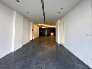 <strong>UITERST GUNSTIG GELEGEN TE RENOVEREN OPBRENGSTEIGENDOM</strong> bestaande uit een <strong>HANDELSRUIMTE EN 2 te renoveren APPARTEMENTEN</strong> in het <strong>COMMERCIËLE CENTRUM VAN DEINZE</strong>. U beschikt op het gelijkvloers over een <strong>HANDELSRUIMTE (105M²)</strong>, ideaal voor een <strong>WINKEL, HORECA-ZAAK OF KANTOORRUIMTE</strong>. Op de verdiepingen kan u <strong>2 APPARTEMENTEN </strong>terugvinden, die kunnen dienen als <strong>UITBREIDING, WOONST OF ALS OPBRENGSTEIGENDOM</strong>. Kortom de ideale opportuniteit voor uw <strong>ZELFSTANDIGE ACTIVITEIT OF ALS INVESTERING</strong>. Gelegen op een <strong>UITERST AANTREKKELIJKE LOCATIE</strong> nabij alle voorzieningen in het centrum van Deinze en <strong>VLOT VERBONDEN MET DE E17 (KORTRIJK-GENT).</strong><br /><br />Adres: Kortrijkstraat 12 te Deinze<br /><br />Renovatieplicht van toepassing op het duplex-appartement.