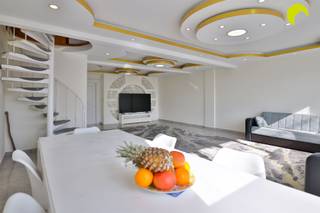 <p><span>Dit duplexappartement met 4 slaapkamers is gelegen in het centrum van Antwerpen, in de buurt van Schijnpoort, op wandelafstand van Park Spoor Noord en Park Spoor Oost.<br />Dankzij de centrale ligging geniet u van een vlotte toegang tot winkels, openbaar vervoer en het bruisende stadsleven van Antwerpen.</span></p><p><span> </span></p><p><span>Indeling:</span><span><br />De ruime woonkamer met stijlvol plafond biedt voldoende plaats voor zowel een eetruimte als een zithoek. Dankzij de grote raampartijen baadt de leefruimte in natuurlijk licht.<br />Een open trap vormt een karaktervol element en leidt naar de bovenverdieping met extra kamers.</span></p><p><span>De keuken is volledig uitgerust met de nodige toestellen en biedt eveneens ruimte voor een eethoek. Via de keuken bereikt u het aangename, ruime terras ideaal om te ontspannen.</span></p><p><span>Op de bovenverdieping bevinden zich meerdere kamers die flexibel in te richten zijn, bijvoorbeeld als slaapkamer, thuiskantoor of hobbyruimte. </span></p><p><span>Dit appartement biedt dus heel wat mogelijkheden voor diverse woonbehoeften.<br />De badkamer is uitgerust met een ligbad, toilet en lavabomeubel.</span></p><p><span> </span></p><p><span>Nuttige informatie:</span></p><ul><li><span>EPC: 196 kWh/m² (B-label)</span></li><li><span>Elektriciteit is niet conform het AREI</span></li><li><span>Niet-asbestveilig</span></li><li><span>P-score (perceelscore): Klasse C</span></li><li><span>G-score (gebouwscore): Klasse C</span></li></ul><p><span> </span></p><p><span>Stedenbouwkundige inlichtingen zijn in aanvraag.</span></p><p><span> </span></p><p><span>Voor een bezoek ter plaatse kan u ons contacteren op het nummer 03 449 42 41 of surf naar www.habicom.be</span></p><p><span>Benieuwd naar de waarde van jouw woning?  Check het gratis op <span>www.watismijnhuiswaard.be</span></span></p><p><span> </span></p>