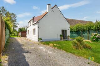 <p><span>Deze karaktervolle woning vormt een unieke opportuniteit voor wie op zoek is naar een renovatieproject met tal van mogelijkheden. Gelegen in een rustige en groene omgeving geniet u hier van een aangename woonkwaliteit, terwijl de vlotte verbinding naar de A12, Antwerpen, Brussel en de centra van Breendonk en Puurs-Sint-Amands een uitstekende bereikbaarheid garandeert. De woning bevindt zich op een perceel van maar liefst 1.147 m² en beschikt over een reeds vergunde uitbreiding. Hierdoor kan de bestaande woning worden omgevormd tot een hedendaagse, lichtrijke gezinswoning met een open leefruimte, een moderne keuken, drie volwaardige slaapkamers en een bureau, ideaal voor wie comfortabel wil wonen of regelmatig van thuis uit werkt. Ook het buitengebeuren is een absolute troef. Vooraan is er voldoende ruimte om een brede oprit met meerdere parkeerplaatsen aan te leggen. Achteraan strekt zich een ruime tuin uit waar u in alle rust kunt genieten van privacy, groen en een open uitzicht. Deze eigendom biedt alles om uw woonproject werkelijkheid te maken: een gunstige ligging, een groot perceel en een vergund uitbreidingsproject dat u de mogelijkheid geeft een ruime, moderne gezinswoning te creëren in een groene omgeving.</span></p><p><span> </span></p>