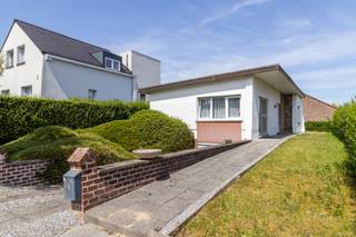Sterrebeek : Petite maison quatre façades de plain-pied (entièrement de plain-pied) avec un jardin et une cave, située sur un beau terrain de 3...