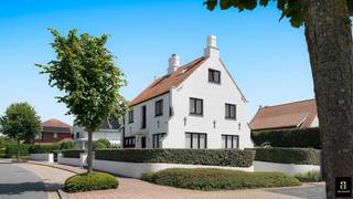 <p><span>Gelegen in een rustige en gegeerde laan, op wandelafstand van het Zegemeer, de Zeedijk, de winkels en het centrum van Knokke-Heist, bevindt zich deze charmante en ruime villa. De residentiële omgeving combineert aangename woonrust met een uitstekende ligging nabij alle voorzieningen.</span></p>
<p><span>Bij het binnenkomen leidt de inkomhal met gastentoilet naar de lichtrijke leefruimte, ingericht met een gezellige zithoek en eetplaats. Grote raampartijen zorgen voor een aangename lichtinval en bieden rechtstreeks zicht op de zonnige, perfect onderhouden tuin met ruim terras. De aparte keuken is volledig ingericht en beschikt over een praktische ontbijthoek.</span></p>
<p><span>Op de eerste verdieping bevinden zich drie volwaardige slaapkamers en een bijkomende kamer, die naar wens kan worden ingericht als kinderkamer, bureau of dressing. De badkamer beschikt over een ligbad met douchescherm, dubbele wastafel en toilet.</span></p>
<p><span>De tweede verdieping vormt een ruime master suite met ingemaakte kasten en een ensuite badkamer. Deze is uitgerust met een ligbad, inloopdouche, dubbele wastafel en toilet en biedt zo een comfortabele en private slaapverdieping.</span></p>
<p><span>De villa is volledig onderkelderd en beschikt hierdoor over een aanzienlijke hoeveelheid extra bergruimte. Een ruime garage, bereikbaar via de oprit, vervolledigt het geheel. De aanwezige zonnepanelen dragen bovendien bij aan een gunstige energieprestatie en een lager energieverbruik.</span></p>
<p><span>Een bijzonder aangename villa die ruimte, comfort en een uitstekende ligging combineert, op een gegeerde locatie nabij het Zegemeer en het centrum van Knokke.</span></p>