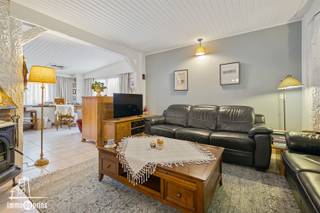 Charmante maison dans une impasse calme sur un terrain de 1.090 m². Cette perle de 165 m² habitable, prête à être emménagée, offre un espace de vie chaleureux avec un coin salon séparé et une belle vue sur le jardin. A côté, vous trouverez une cuisine rénovée et une belle véranda ouverte qui rayonne de convivialité tout au long de l'année. A l'étage se trouvent 3 chambres et une salle de bain. Dans le hall de l'étage, il y a de l'espace supplémentaire pour un bureau ou un coin de travail. Le beau et grand jardin ensoleillé offre un potentiel énorme pour ceux qui aiment jardiner. Grâce aux panneaux solaires, la maison est également économe en énergie. Une maison unique avec du caractère et de l'âme.