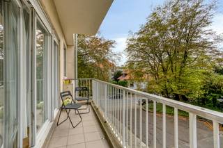 Gelegen in een van de meest gewilde wijken van Ukkel, op nummer 145 van de prestigieuze Montjoielaan, ontdekt u dit prachtige appartement met 115 m² woonoppervlakte, genesteld op de eerste verdieping van een goed onderhouden mede-eigendom.<br /><br />Al bij de entree zult u verleid worden door de volumes en de uitzonderlijke lichtinval van deze woning. De ontvangsthal, uitgerust met een vestiaire en een apart toilet, opent naar een ruime en gezellige woonkamer die baadt in het natuurlijk licht. Deze centrale leefruimte biedt directe toegang tot een prachtig, ideaal zuidwest georiënteerd terras—de perfecte plek om de hele middag en avond van de zon te genieten. Een functionele, hyper-geïnstalleerde keuken maakt het daggedeelte compleet.<br /><br />De nachthal leidt naar drie mooie, comfortabele en lichte slaapkamers, evenals een ruime badkamer.<br /><br />Dit appartement combineert comfort, rust en een aangenaam buurtleven, en profiteert van een premium locatie op een steenworp afstand van het Wolvendaelpark, het Ter Kamerenbos, de winkels in de Vanderkinderestraat en het openbaar vervoer. Een zeldzame kans op de Ukkelse markt, ideaal voor een gezin of voor wie op zoek is naar een kwalitatieve leefruimte.