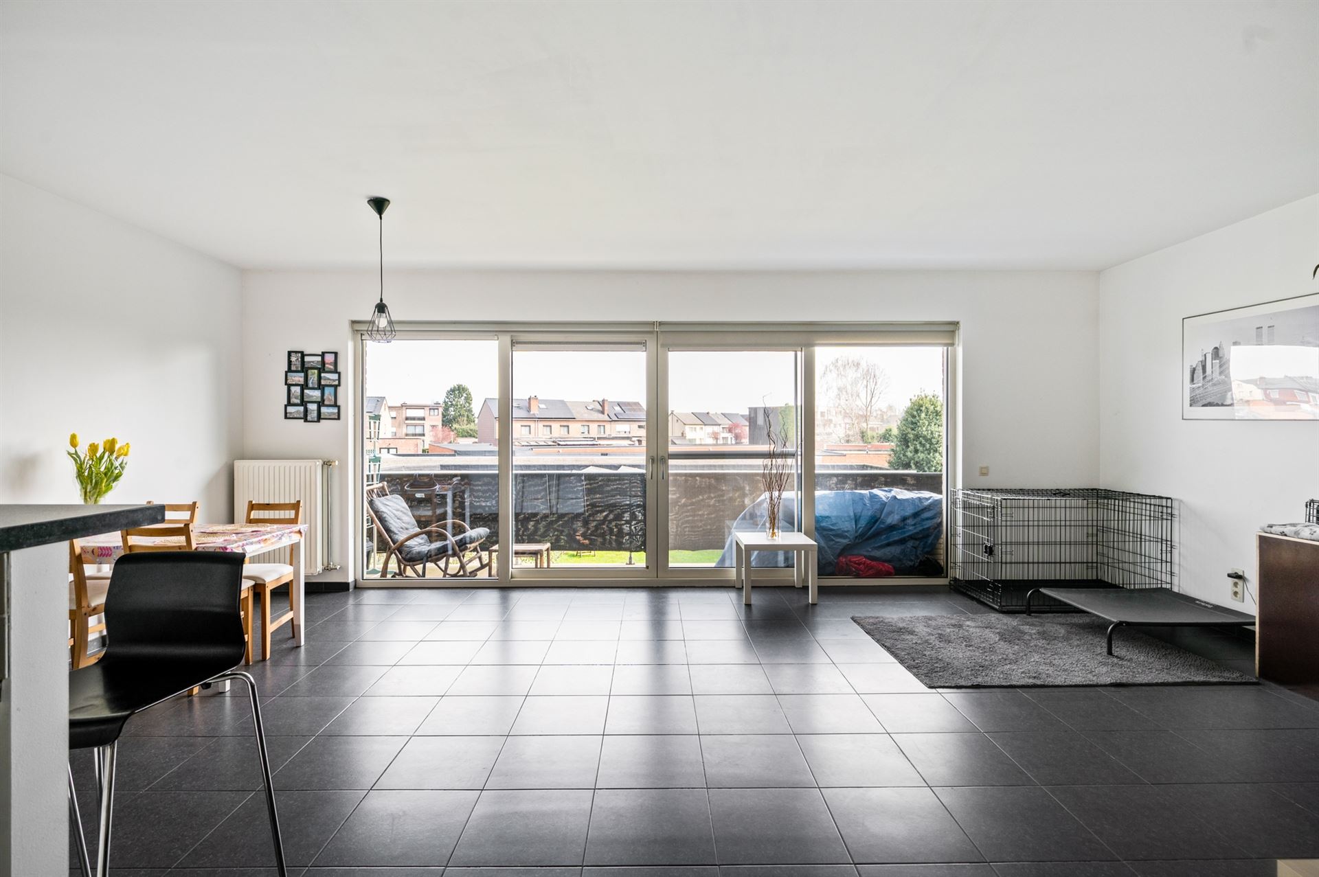 Verzorgd appartement (2008) met 2 slaapkamers, terras en garage. - foto 2