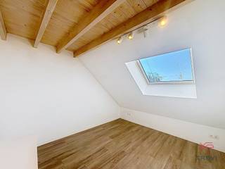 <strong>EVERE </strong>– Gelegen in een rustige wijk, vlak bij winkels en openbaar vervoer, bevindt zich dit mooie en lichtrijke ongemeubelde appartement met 1 slaapkamer op de 4de verdieping van een klein gebouw dat in 2019 werd gerenoveerd. Het appartement bestaat uit een inkomhal, een ruime woonkamer met volledig uitgeruste open keuken, een balkon, een apart toilet, 1 slaapkamer van ±13 m² met aansluitende douchekamer en een mezzanine van ca. 20 m². Beschikbaar vanaf 01/09/2026! Voorschot gemeenschappelijke lasten: 50 €/maand. EPC : C+.<br /><br /><strong><span>Op de 4e verdieping</span> : </strong><br />
<ul>
<li>Woonkamer</li>
<li>Open, volledig ingerichte keuken (koelkast, vriezer, oven, kookplaten)</li>
<li>Balkon van ± 4 m²</li>
<li>Slaapkamer van ± 13 m²</li>
<li>Aangrenzende doucheruimte (douche, wastafel, ruimte voor de wasmachine)</li>
<li>Apart toilet</li>
<li>Mezzanine van ± 20 m²</li>
</ul>
