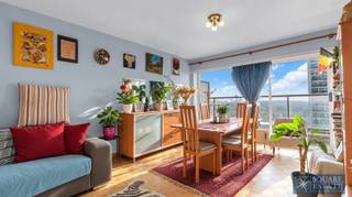 <p><span>Square Estate presenteert u dit appartement met 2 slaapkamers, gelegen in Jette op de 17e verdieping van een mede-eigendom, met een vrij uitzicht en veel natuurlijke lichtinval.</span></p><p><span>Het appartement bestaat uit een inkomhal met ingebouwde kasten, een ruime woonkamer met toegang tot een groot terras, een ingerichte keuken, twee slaapkamers, een doucheruimte en een nachthal.</span></p><p><span>Daarnaast beschikt het appartement over een kelder en een garagebox, wat extra opbergruimte en parkeergelegenheid biedt.</span></p><p><span>Aanvullende informatie:</span></p><ul><li><span>EPC: D</span></li><li><span>Kadastraal inkomen: 1.246</span></li><li><span>Elektrische installatie niet conform</span></li></ul><p><span>Dankzij de ligging op een hoge verdieping, het ruime terras en de praktische indeling vormt dit appartement een mooie opportuniteit, zowel voor eigen bewoning als voor investering.</span></p><p><span>Voor bijkomende informatie of om een bezoek te plannen, kunt u contact opnemen met Square Estate via 02/460.42.01 of per e-mail via <span>info@square-estate.be</span></span></p>