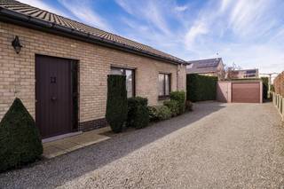 In een rustige en aangename verkaveling te Bassevelde bevindt zich deze charmante bungalow op een mooi perceel van 715 m². De woning beschikt over een lichtrijke leefruimte, keuken, badkamer en 3 slaapkamers, bovendien is er nog een ruime berging aanwezig (voorheen garage). Via deze ruimte bereiken we de zolder dat doorloopt over het gehele gebouw.<br /><br />De tuin rondom de woning biedt voldoende ruimte om te genieten van rust en privacy. Ideaal voor wie op zoek is naar comfortabel wonen in een groene en rustige omgeving.<br />Troeven:<br />Rustige ligging<br />Volledig gelijkvloerse woning<br />Aangename tuin<br /><br />De woning is op te frissen, deze kan nog perfect ingericht worden naar uw eigen wensen en behoeften!<br /><br />Te koop van de eerste eigenaars, die er altijd zorg voor gedragen hebben.<br /><br />Interesse? Neem vrijblijvend contact op via quinten@qubic-vastgoed.be of via 0468/20 15 30.