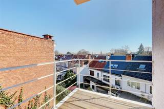 <p><span>Dit </span><span>instapklare appartement </span><span>staat te koop in de </span><span>Dennenlaan </span><span>in Wilrijk. Op wandelafstand vinden we het </span><span>centrum van Wilrijk</span><span>, </span><span>Park Den Brandt</span><span>, het Middelheim, verschillende winkels en scholen alsook het openbaar vervoer.</span></p><p><span> </span></p><p><span>Het appartement is gelegen op de derde verdieping van een </span><span>kleinschalig gebouw</span><span> met slechts 4 appartementen. Het gelijkvloerse appartement heeft een oppervlakte van zo'n 65m² met een </span><span>zonnige terras </span><span>(4m²). Bovendien onderging het volledige gebouw in 2024 een opfrissing. </span></p><p><span> </span></p><p><span>Indeling </span></p><p><span>- gelegen op de derde verdieping (geen lift)</span></p><p><span>- inkomhal</span></p><p><span>- apart toilet</span></p><p><span>- woonkamer en eetkamer</span></p><p><span>- open geïnstalleerde keuken</span></p><p><span>- slaapkamer 1 (13m²)</span></p><p><span>- slaapkamer 2 (11m²) met aansluitend de badkamer met douche en lavabo</span></p><p><span>- terras (4m²)</span></p><p><span>- privatieve kelder</span></p><p><span> </span></p><p><span>Algemeen gebouw</span></p><p><span>- aparte nutsvoorzieningen</span></p><p><span>- vernieuwd dak met isolatie</span></p><p><span> </span></p><p><span>Troeven</span></p><p><span>- top ligging in Wilrijk</span></p><p><span>- veel lichtinval</span></p><p><span>- conforme elektriciteit</span></p><p><span>- nieuwe CV-ketel</span></p><p><span> </span></p><p><span>Ben jij geïnteresseerd in dit appartement te koop in Wilrijk, ben je op zoek naar ander vastgoed of wens je de waarde van jouw eigendom te kennen? Dan ben je bij BOLT immo aan het juiste adres! Wij helpen jou graag verder.</span><span> </span></p>