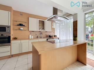 clara.ja@weinvest.be Tel: 0456 12 69 85<br /><br />We Invest biedt met genoegen dit prachtige, volledig gemeubileerde appartement met twee slaapkamers, een terras en een tuin aan, gelegen op de eerste verdieping van een gebouw aan de Avenue Van Volxem 241, 1190 Forest.<br /><br />Dit appartement is ideaal gelegen nabij Parc Duden en Parc de Forest, dicht bij openbaar vervoer en alle voorzieningen (winkels, restaurants, etc.). Het appartement bestaat uit: een entreehal met garderobe, een ruime en lichte woonkamer met toegang tot het balkon en een volledig uitgeruste open keuken, twee slaapkamers met toegang tot het terras en de grote tuin (circa 200 m²), een doucheruimte en een apart toilet.<br /><br />Het appartement wordt volledig gemeubileerd en uitgerust verhuurd.<br /><br />Huurprijs: € 1650/maand<br />Nutsvoorzieningen: € 290 all-inclusive (onderhoud gemeenschappelijke ruimtes, water, verwarming en elektriciteit).<br />PEB: E-<br /><br />Kom direct langs!