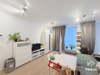 <p>BRUSSEL – Ideaal gelegen in de Europese wijk, in de directe nabijheid van de instellingen, winkels en groene zones, gemeubeld appartement van ±34m² bewoonbare oppervlakte gelegen op de 2e verdieping. Het appartement bestaat uit een inkomhal, een lichtrijke leefruimte van ±20m², een open leefkeuken volledig uitgerust (oven, kookplaat, dampkap, koelkast/vriezer, vaatwasser), een douchekamer (douche, toilet, wastafel), en toegang tot een gemeenschappelijke wasruimte in het gebouw. Een garage (P5) is inbegrepen in de huurprijs. Vaste lasten van € 125/maand (gemeenschappelijke delen). EPC B! Onmiddellijk vrij. Opmerking (extra kosten): eenmalige intrek- (€ 50) en uittredekosten (€ 50). Afmetingen worden ter indicatie gegeven.<br /><br /></p>
<p><u>Op de 2e verdieping:</u></p>
<ul>
<li>Inkomhal</li>
<li>Leefruimte van ±20m² (4,2 x 4,6)</li>
<li>Open leefkeuken volledig uitgerust (oven, kookplaat, dampkap, koelkast/vriezer, vaatwasser)</li>
<li>Douchekamer (douche, toilet, wastafel)</li>
</ul>
<p> </p>
<p>Gemeenschappelijke wasruimte in het gebouw</p>
<p> </p>
<p>Garage P5 inbegrepen in de huurprijs</p>
<p> </p>
<p>Vaste lasten van € 125/maand (gemeenschappelijke delen)</p>
<p>Extra te voorziene kosten:</p>
<ul>
<li>Eenmalige intrekkenkosten: € 50</li>
<li>Eenmalige uittrekkenkosten: € 50</li>
</ul>
<p> </p>