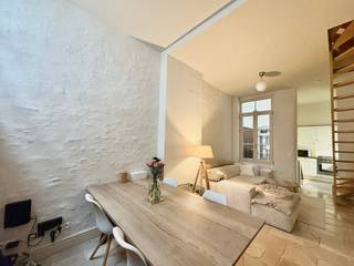 Deze charmante woning met een bewoonbare oppervlakte van ongeveer 75 m² is gelegen in de Ziekeliedenstraat 29 in het centrum van Mechelen. De woning werd praktisch ingedeeld en biedt een aangename woonbeleving dankzij de verschillende niveaus en het gezellige terras.<br /><br />Op het gelijkvloers bevindt zich een lichtrijke leefruimte met open keuken, perfect om te koken en te ontspannen in één open geheel.<br />Op de eerste verdieping vindt u een badkamer, een slaapkamer, een apart toilet en een berging.<br />De tweede verdieping beschikt over een ruime slaapkamer met toegang tot een mooi terras, waar u in alle rust van de buitenlucht kunt genieten.<br /><br />De woning combineert comfort met een centrale ligging, op wandelafstand van winkels, openbaar vervoer en het historische centrum van Mechelen. <br /><br />Huurprijs €1195,00/ maand + €50,00/ maand algemene kosten<br />Nutsvoorzieningen individueel<br /><br />Onmiddellijk beschikbaar. <br /><br />Voor meer informatie of een bezoek kan u contact opnemen via 03 203 02 02 of immo@sidimex.be