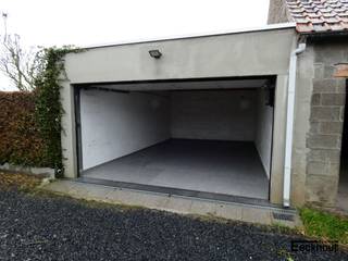 Ruime garagebox in Nukkerwijk / Spuikom voorzien van sectionale poort met afstandsbediening en elektriciteit