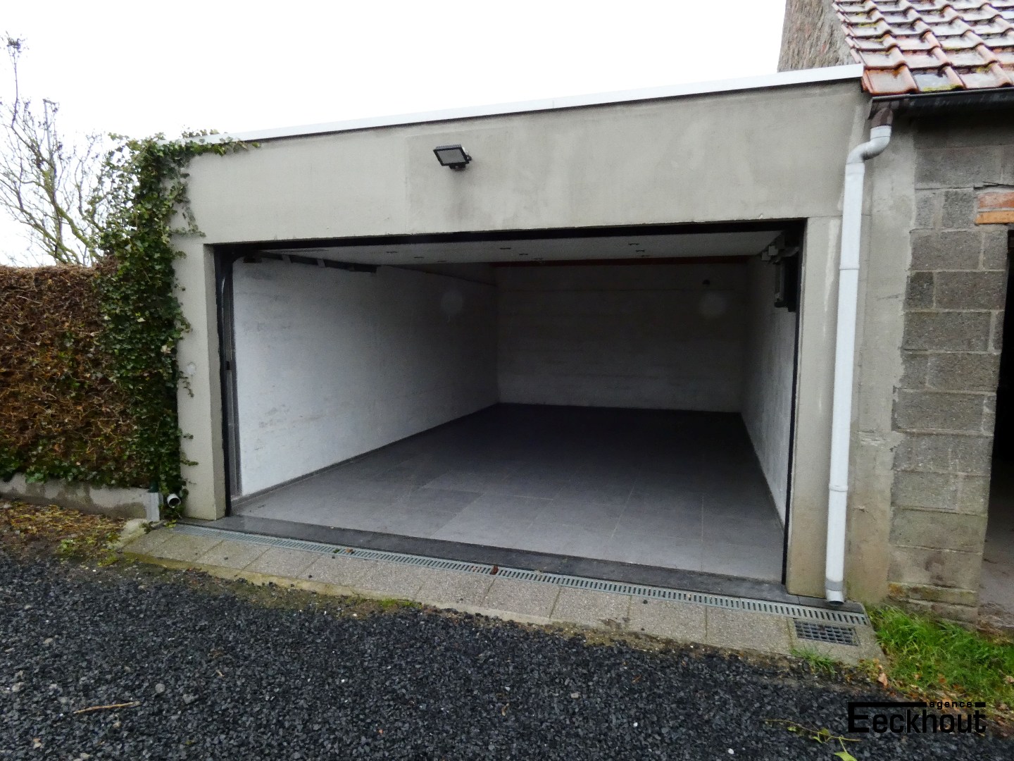 Ruime garagebox met sectionale poort - foto 2