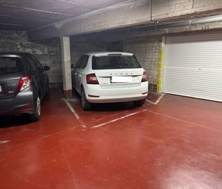 Binnenautostaanplaats voor één wagen in de gemeenschappelijke garage van een verzorgd gebouw aan de Gentsesteenweg 12. De garage is volledig...