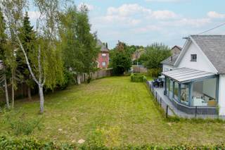 Deze ruime woning is voorzien van 4 slaapkamers, 2 badkamers, 2 keukens, een inpandige garage, een mooie tuin en veel parkeergelegenheid.De woning is...