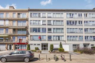 Zeer goed gelegen en volledig gerenoveerd appartement met 2 slaapkamers en terras.Het appartement heeft een inkom, een ruime living op stenen vloer,...