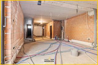 Immo Van Middelem vend cette maison neuve A FINALISER avec 3 chambres, terrasse, jardin et grand rez commercial de +/- 75 m² sur un terrain de...