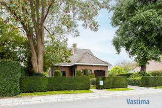 In het geliefde Steenland, een rustige en doodlopende villawijk in Aalst, wacht deze charmante villa op haar nieuwe eigenaar. Hier geniet je van de perfecte balans tussen rust, ruimte en bereikbaarheid, met de prachtige natuurgebieden Kluizenbos en Gerstjens vlakbij voor heerlijke wandelingen en ontspanning in het groen.<br /><br />EPC label C – Geen renovatieplicht! / Centrale verwarming / Regenwaterput / Solide structuur / Zuidwest georiënteerde tuin / Authentieke parket op de 1<sup>e  </sup>verdieping<br /><br />Bij het betreden van de woning voel je meteen de warme en huiselijke sfeer. Op het gelijkvloers bevindt zich een lichtrijke leefruimte met uitzicht op de perfect georiënteerde tuin – een oase van rust waar je in alle privacy kunt genieten van de zon. De praktische keuken sluit mooi aan bij de eet- en leefruimte, terwijl een aparte bureau ideaal is voor een zelfstandige praktijk of home office. Verder vind je een handige wasplaats/berging, een gastentoilet en een inpandige garage die rechtstreeks toegang biedt tot de woning. Een kelder maakt het geheel compleet en biedt extra functionaliteit voor wie graag orde en ruimte combineert.<br /><br />De eerste verdieping herbergt drie ruime slaapkamers en een comfortabele badkamer met toilet. Twee extra bergruimtes zorgen ervoor dat alles netjes kan worden opgeborgen, terwijl de zolder nog bijkomende opslagmogelijkheden biedt.<br /><br />De villa beschikt bovendien over een oprit voor één wagen en ligt in een kindvriendelijke, residentiële buurt met een uitstekende verbinding naar scholen, winkels en het centrum van Aalst. Of je nu een gezin bent dat op zoek is naar rust en ruimte of een starter die wil investeren in een kwaliteitsvolle woning – deze villa voldoet aan alle verwachtingen.<br /><br />Mis deze unieke kans niet om te wonen op een toplocatie in Aalst waar comfort, rust en natuur samenkomen.<br /><br />Plan vandaag nog je bezoek en laat je betoveren door de charme en ligging van deze prachtige woning!
