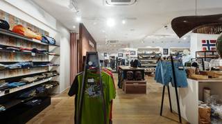 Mooi gelegen handelspand in een rustige zijstraat van de zeedijk, op een uitstekende locatie in het zoute. Het pand beschikt over een ruime handelsoppervlakte met twee grote vitrines, wat zorgt voor optimale visibiliteit. Daarnaast is er een ruime stockagekelder aanwezig.