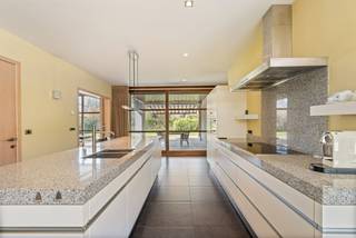 Prachtige moderne villa in landelijke en residentiële omgeving te Achel op perceel van 1.240 m² met mooi aangelegde tuin rondom. Gezellige, lichte woonkamer, volledig ingerichte leefkeuken, wasplaats, hoofdslaapkamer, badkamer (nog af te werken naar eigen smaak), dressing en inpandige garage op het gelijkvloers. Op de verdieping 3 bijkomende slaapvertrekken, ingerichte badkamer en apart toilet. Prachtige tuin met overdekt en verwarmd terras. Zeer mooi object! <br /><br />Beschrijving: <br /><br />Via de inkomhal met gastentoilet komt u in de ruime en lichte leefruimte, welke beschikt over hoge plafonds en mooie houten vloer. De leefruimte is opgedeeld in een gezellige zithoek met open haard en een mooi eetgedeelte. Grote raampartijen bieden u een prachtig zicht over de tuin achteraan. Aansluitend aan de leefruimte bevindt zich de prachtige en volledig ingerichte leefkeuken (combi-oven, vaatwasser, inductiekookplaat en koelkast) met aparte ontbijthoek (voorzien van gashaard e TV-aansluiting). Vanuit de keuken heeft u toegang tot de wasplaats met ingemaakte kasten, voorzien van aansluitingen voor wasmachine en droogkast. <br />Op het gelijkvloers is tevens de hoofdslaapkamer gelegen met aansluitend dressing en badkamerruimte (nog af te werken naar eigen smaak).<br />Via de natuurstenen trap in de inkomhal komt u op de eerste verdieping. Hier bevinden zich 3 bijkomende slaapkamers en een volledig ingerichte badkamer (dubbele wastafel, ligbad en inloopdouche). Apart toilet op de hal.<br />De mooie tuin biedt plaats voor een prachtig overdekt en verwarmd terras. <br />Het volledige perceel is omheind met zeer veel privacy. <br /><br />Bijzonderheden: <br />-Hoogwaardige afwerking (parket, natuursteen,…)<br />-Alarm<br />-Vloerverwarming in de hele woning<br />-Automatische beregeningssysteem aanwezig (op grondwater)<br />- Zuidgerichte tuin<br />- Automatisch bedienbare gordijnen<br />-Aan alle ramen automatische zonnewering<br />-TV en internetaansluiting op alle slaapkamers<br />- Dak volledig vernieuwd en extra geïsoleerd<br />- Zonnepanelen aanwezig<br /><br />EPC 76 kWh/m²