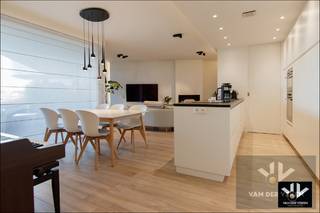 <strong>Echt Luxueus</strong> - Op het gelijkvloers van Residentie Zuidzicht aan de Blauwe Boulevard vinden we dit ruim en volledig instapklaar 2-slpk appartement.<br />Het geheel heeft een aangenaam en ruimtelijk gevoel door de grote ramen en een hoogwaardige afwerking met ondermeer een volledig geïnstalleerde keuken, parketvloeren, sfeerverlichting, <u><strong>een uitgebreid domotica-systeem, alarm, maatwerkkasten, elektrische screens</strong></u> en zoveel meer. Kortom, een luxueus appartement dat tevens rechtstreeks toegang geeft aan de mooi onderhouden binnentuin van deze residentie aan de Hasseltse stadsrand.<br /><br /><strong>Indeling</strong> - De indeling omvat de inkomhal, de leefruimte met open keuken, een bureel, berging/wasplaats, twee slaapkamers, de badkamer en een apart toilet. Zowel vanuit de leefruimte als vanuit de 2 slaapkamers kom je op het ruim en overdekt terras met een mooi zicht op de tuin en de kanaalkom.<br />Een luxueus geheel op een uiterst interessante locatie met optioneel nog 2 afsluitbare <strong><u>bergruimtes </u>( 7500 euro per stuk ) </strong> in de ondergrondse parkeergarage, een gezamenlijke fietsenstalling en optioneel maar liefst 2 <u><strong>garageboxen </strong></u>in de ondergrondse parkeergarage <strong>( 59.000 euro per stuk )</strong> .<br /><br /><strong>Zuidzicht</strong> - Residentieel appartementencomplex aan de Hasseltse kanaalkom en vlak bij het stadscentrum. Dankzij de prachtige architectuur en de locatie onderscheidt project Zuidzicht zich met glans en profileert zichzelf tot “the place to be”. Ook de omgeving onderging een metamorfose met de heraanleg van de blauwe boulevard, de vernieuwde jachthaven en project Quartier Bleu met diverse winkels en gezellige terrassen aan het water. Kortom, een gebied in volle ontwikkeling waar genieten en luxueus wonen centraal staat.<br /><br />Ons team laat je met veel plezier dit appartement zien !