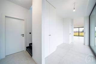 <p>2% registratie mogelijk!*</p><p>Deze prachtige nieuwbouwwoning bevindt zich langs een doorgaande weg met een snelle verbinding naar zowel Mechelen als Willebroek. Dankzij de centrale ligging woont u hier vlak bij alle belangrijke voorzieningen zoals supermarkten, scholen en andere dagelijkse benodigdheden.</p><p>Bij het betreden van de woning worden we ontvangen in een ruime inkomhal die leidt naar de lichte, open leefruimte. Dankzij de grote ramen geniet u hier de hele dag door van natuurlijk daglicht. De ideale plek om te ontspannen en tijd door te brengen met familie. Aansluitend bevindt zich de moderne open keuken, volledig uitgerust met kwalitatieve toestellen zoals een vaatwasser, oven, microgolf en kookplaat.</p><p>Op de eerste verdieping bevinden zich maar liefst vier ruime slaapkamers. Eén van deze kamers beschikt zelfs over een eigen, private toegang tot een douche. Daarnaast is er een stijlvolle, hedendaagse badkamer met een inloopdouche, ligbad, toilet en dubbele lavabo, comfort verzekerd.</p><p>Buiten ontdekt u een zeer ruime tuin, perfect voor ontspanning, tuinfeestjes of andere buitenactiviteiten. Aan de voorzijde biedt de brede oprit plaats aan meerdere wagens.</p><p>Woonuitbreidingsgebied, vergunning, Geen voorkooprecht, Geen dagvaarding, Verkavelingsvergunning<br />EPC A 41kwh/m2 jaar , 12025-G-OMV_20220053475/EP16633/A001/D01/SD001</p>