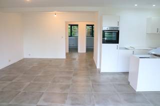 <span><strong>Plan uw afspraak in via www.living-stone.be</strong><br /><span>Volledig nieuw appartement 80m² met 2 slaapkamers te Zellik</span><br /></span><em>Tweede verdieping - geen lift aanwezig.</em><br /><br /><span>Dit appartement omvat inkomhal, een ruime woonkamer (38m²) met een open geïnstalleerde keuken die toegang biedt tot het terras, 2 slaapkamers (10m² en 12m²), een badkamer met inloopdouche, een aparte wc en een berging/wasplaats.<br /></span><span>Tevens beschikt het appartement over een ruime privatieve kelder en een garage. </span><br /><span><br />Rustig en residentieel gelegen nabij invalswegen (R0) en openbaar vervoer.<br /></span><br /><span>EPC 139kWh/m² (label B)</span>