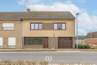 Ben jij op zoek naar een ruime gezinswoning met vier slaapkamers en een aangename tuin in Nederename? Gevonden!<br /><br />De vernieuwde keuken en badkamer, de vlot bereikbare ligging vlak bij openbaar vervoer en supermarkt én de grote, lichtrijke ruimtes maken van deze woning een ideale thuis voor wie ruimte en comfort zoekt.<br /><br />INDELING<br /><br />Gelijkvloers<br />Je komt binnen in een ruime polyvalente kamer die perfect kan dienen als bureauruimte, praktijk of extra leefruimte. Verder doorlopend bereik je de grote leefruimte met zicht op de tuin, die naadloos aansluit op de vernieuwde keuken. Daarnaast beschikt het gelijkvloers over een technische berging, een garage en een apart toilet.<br /><br />Eerste verdieping<br />Op de eerste verdieping kom je boven in de nachthal. Van hieruit heb je toegang tot drie zeer ruime slaapkamers, een vierde kleinere kamer die ideaal is als kinderkamer of bureau, en de badkamer.<br /><br />Zolder<br />Via het zolderluik is er toegang tot een ruime zolder, ideaal voor extra bergruimte.<br /><br />Zie jij jezelf hier al wonen? Aarzel dan niet en plan vandaag nog je bezoek in!