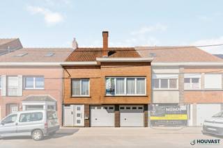 Dit pand is gelegen in de hartje Lichtervelde met alle nodige voorzieningen dichtbij.Deze woning is gelegen op een perceel van 296 m² met gezellige...
