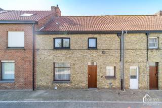 Veurne: Te renoveren stadswoning met heel wat mogelijkheden, 4 à 5 slpks, zonnig tuintje en dubbele garage op 236m² grondopp. <br />Op zoek naar een woning die u volledig naar eigen smaak kunt renoveren? Deze rijwoning op 236 m² biedt alvast een mooie basis om er een gezellige stadswoning van te maken. De ligging is bijzonder interessant: in een doodlopende zijstraat van de Ieperse Steenweg, op wandelafstand van het centrum, waardoor u centraal én rustig woont.<br />De woning werd in de jaren ’80 grondig aangepakt en later nog uitgebreid. Vandaag zijn opnieuw renovatie- en opfriswerken nodig, maar de woning beschikt over heel wat potentieel.<br />Op het gelijkvloers bevinden zich een inkomhal, woonkamer met zit- en eetplaats, keuken met ontbijthoek, apart toilet, badkamer, veranda en berging/wasplaats. Op de eerste verdieping zijn er drie slaapkamers en een tweede badkamer. De tweede verdieping biedt nog twee zolderkamertjes.<br />Een absolute troef is de volledig zuidgerichte buitenruimte. Het aangelegde terras kan perfect worden omgevormd tot een gezellig tuintje. Achteraan beschikt het eigendom bovendien over een dubbele garage; ideaal voor wagens, hobby's of extra opslagruimte.<br />Verder beschikt de woning over houten ramen met dubbele beglazing, een vernieuwd dak met isolatie en EPC-label D (= geen renovatieverplichting). <br />Kortom: een interessante renovatiekans voor wie een centrale maar bijzonder rustige ligging weet te waarderen. Mits de nodige vernieuwingen kan hier een bijzonder aangename stadswoning worden gerealiseerd.
