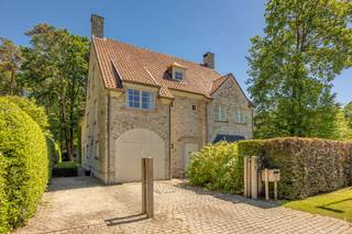 Deze uitzonderlijk ruime villa is uitstekend gelegen voor het centrum van Schilde. Dankzij de grote leefruimtes, de prachtige leefkeuken met zicht...