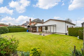Deze stevig gebouwde bungalow met garage, tuin, terras en veranda op een perceel van 825m² is bijzonder rustig gelegen in een kindvriendelijke...