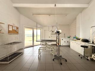 Uniek pand op een commerciële ligging te WevelgemOntdek deze unieke opportuniteit: een instapklare woning op een uitstekende commerciële ligging,...