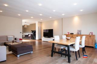<p><span>HOBOKEN | RUIME GEZINSWONING MET VIER SLAAPKAMERS, TUIN EN GROTE ACHTERLIGGENDE GARAGE OP EEN TOTALE OPPERVLAKTE VAN 312m² | EPC D  | </span></p><p><span>Indeling als volgt: gelijkvloers: inkomhal - traphal met toilet - gesloten, volledig geïnstalleerde keuken - riante leefruimte - binnenpatio - tuin met terras - grote achterliggende garagebox.</span></p><p><span>Eerste verdieping: traphal - badkamer met ligbad, lavabo en toilet - twee slaapkamers. Tweede verdieping: traphal - wasplaats met toilet - twee slaapkamers. </span></p><p><span>Droge opbergkelder. Deze woning is gelegen in de nabijheid van scholen, winkels en openbaar vervoer. Goede verbinding met de grote uitvalswegen en het centrum van Antwerpen. </span></p>