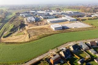 Strategisch gelegen perceel industriegrond van 4.161m² te koop binnen de nieuwe ontwikkeling ‘THEA’. Het bouwrijpe en genivelleerde terrein grenst aan een volledig uitgeruste wegenis en wordt verkocht met een goedgekeurde omgevingsvergunning, al is een eigen ontwerp eveneens mogelijk. Er geldt geen bouwverplichting.<br /><br />Geschikt voor opslag en productie, met diverse ontwikkelingsmogelijkheden. In samenspraak met de ontwikkelaar kan bovendien een bedrijfsgebouw op maat worden gerealiseerd.<br />Op de site worden tevens 22 KMO-units van 180 m² tot 300 m² gebouwd, met ruime parkeer- en manoeuvreergelegenheid.<br /><br />Gelegen op slechts 3 km van het centrum van Tielt, nabij de dynamische Kasteelstraat.<br /><br />Contacteer Henry Van Tornhout voor bijkomende inlichtingen of een vrijblijvend plaatsbezoek via +32 474 13 37 93 of via henry@kmovastgoed.be 