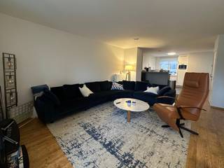 Ruim tweeslaapkamerappartement in het hart van Oud Knokke.Indeling van de duplex op de eerste verdieping:Bij binnenkomst van het appartement is er...