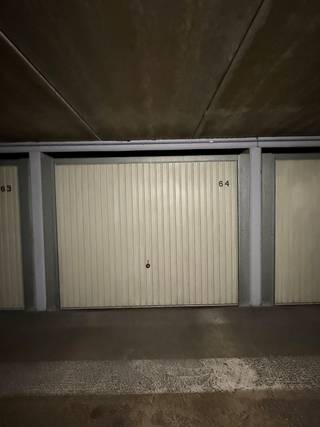 Bent u op zoek naar een veilige en vlot bereikbare parkeeroplossing in het hart van Knokke? Ontdek Garagebox 64, ideaal gelegen op niveau -1 van...