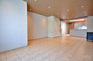<p>Op de flanken van de Hotondberg treffen we deze goed onderhouden woning, een ideale starterswoning of interessante investering. Dankzij de vlotte bereikbaarheid en de nabijheid van winkels, openbaar vervoer en andere voorzieningen geniet u hier van een uitstekende ligging. Kortom, de ideale combinatie tussen rust en comfort in een rustige en groene omgeving.<br /><br />Op het gelijkvloers vindt u een inkomhal, een gezellige woon- en leefruimte die aansluit bij de ingerichte keuken, een badkamer met ligbad, wastafel en toilet en een rechtstreekse toegang tot de tuin. Op de eerste verdieping bevinden zich twee ruime slaapkamers. Via een vaste trap bereikt u de ruime zolderverdieping, die ingericht is als extra slaapkamer met aansluitend ruimte voor een dressing.<br /><br /><strong>Alle attesten zijn gunstig</strong>: EPC-label C, <strong>conforme elektrische keuring,</strong> en met uitzondering van het dak van de tuinberging is de woning asbestveilig. <br />Meer info? Contacteer Els 0478 61 64 34 of els@immoroman.be</p>
