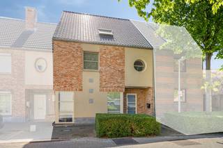 This ready-to-move-in house of 231m² living space is located in a prime location in Hasselt: in a quiet, green neighborhood with playgrounds...