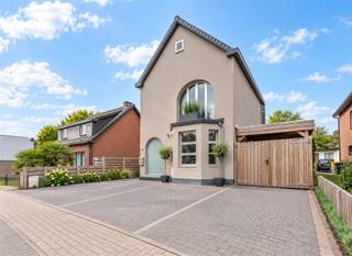 <p>Achter deze stijlvolle gevel schuilt een verrassend ruime woning waar <strong>wonen, werken en opbrengst</strong> gecombineerd kunnen worden. De royale volumes, flexibele indeling en vier privatieve parkeerplaatsen maken het pand bijzonder interessant voor gezinnen, zelfstandigen en vrije beroepen.</p><p>Bij binnenkomst valt meteen de karaktervolle inkomhal met trap en lange zichtlijn door de woning op. Vooraan bevindt zich een afzonderlijke ruimte van circa 35 m², geschikt als praktijk, kantoor of vrij beroep. Verder volgen een royale leefruimte met gashaard, een aparte lounge/polyvalente ruimte met tweede gashaard en een ruime open leefkeuken met kookeiland en geïntegreerde zitplaatsen. Een berging en kelder zorgen voor extra opslagruimte.</p><p><strong>Ook een verdergaande combinatie van wonen en werken behoort mogelijk tot de opties.</strong> Het gelijkvloers leent zich qua indeling voor het creëren van <strong>3 à 4 praktijkruimtes</strong>, terwijl de verdieping via een <strong>aparte ingang</strong> als woonruimte zou kunnen functioneren. Boven zijn voldoende kamers aanwezig en bestaan mogelijkheden om een eigen keuken in te richten. Het aangename dakterras vormt daarbij een sterke aanvulling op het woongedeelte.</p><p>Hierdoor ontstaan interessante scenario's voor bijvoorbeeld een groepspraktijk, kantoorconcept of andere professionele invulling in combinatie met eigen bewoning en/of opbrengst. De gemeente heeft reeds een positief standpunt ingenomen over de functiewijziging. Hierdoor bestaat de mogelijkheid om het pand in te richten met een praktijkruimte op het gelijkvloers en een woonfunctie op de verdieping, mits de vereiste functiewijziging wordt aangevraagd en vergund.</p><p>Op de verdieping bevinden zich momenteel twee ruime slaapkamers, een stijlvolle badkamer, een dressing/schoenenkamer, boekenkamer en dakterras. De zolder biedt bovendien potentieel voor <strong>twee extra slaapkamers</strong>.</p><p>Buiten beschikt het pand over twee ruime terrassen met mogelijkheden om een diepe tuinzone te creëren. Daarnaast zijn er een carport en maar liefst <strong>vier privatieve parkeerplaatsen</strong>.</p><p>De toegevoegde AI-impressies zijn uitsluitend bedoeld om mogelijke inrichtingen en commerciële concepten visueel weer te geven.</p><p><strong>Troeven op een rij:</strong></p><ul><li>Mogelijkheden voor wonen én werken onder één dak</li><li>Potentieel voor 3 à 4 praktijkruimtes op het gelijkvloers*</li><li>Mogelijkheid voor afzonderlijk woongedeelte op de verdieping*</li><li>Royale leefruimte, lounge en open leefkeuken</li><li>Twee gashaarden</li><li>2 slaapkamers + potentieel voor 2 extra slaapkamers op zolder</li><li>Kelder, berging en dakterras</li><li>Twee terrassen en potentieel voor een diepe tuin</li><li>Carport en 4 privatieve parkeerplaatsen</li><li>Centrale ligging in Kasterlee</li></ul><p> </p><p>Mogelijke functiewijzigingen, opsplitsingen en professionele invullingen zijn afhankelijk van de toepasselijke stedenbouwkundige voorschriften en eventuele vergunningen en worden verder onderzocht.</p><p> </p><p><strong>Infoplicht:</strong> EPC label C, Vg, Wg, Gmo, Gvkr, Gvv, P-score: A, G-score: A. Dit is geen aanbod. </p><p>Alle informatie is onder voorbehoud van materiële vergissingen en/of wijzigingen. De vermelde oppervlaktes zijn louter indicatief.</p>