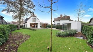 Exclusieve, volledig gerenoveerde villa op rustige ligging in KnokkeOp een discreet en rustig gelegen perceel in Knokke bevindt zich deze...