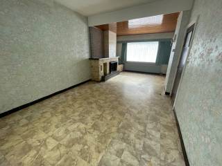 Deze ruime rijwoning met een bewoonbare oppervlakte van 113 m² biedt heel wat potentieel voor wie op zoek is naar een gezellige stadswoning nabij zee en centrum van Oostende. Het perceel omvat een aangename koer/binnenplaats van 21 m², ideaal om in alle rust buiten te genieten.
De woning is op te frissen, maar beschikt over een sterke basis met functionele ruimtes en een logische indeling. Op het gelijkvloers bevindt zich een mooie inkomhal die toegang geeft tot de lichtrijke leefruimte en een aparte, volledig geïnstalleerde keuken. Vanuit de keuken en woonkamer heb je zicht op de binnenplaats.
Op de eerste verdieping vinden we een badkamer en drie slaapkamers. Het tweede verdiep biedt nog eens twee extra slaapkamers, waardoor dit huis maar liefst vijf slaapkamers telt. Verder is er ook een kelder aanwezig die extra bergruimte voorziet.
De ligging is absoluut een troef: vlakbij het centrum van Oostende en op wandelafstand van de zee. Winkels, restaurants, scholen en andere voorzieningen zijn overvloedig aanwezig in de directe omgeving. Ook het openbaar vervoer is vlot bereikbaar, wat zich vertaalt in een uitstekende mobiscore van 8,8/10.
Kortom: een charmante rijwoning met veel mogelijkheden, perfect voor wie op zoek is naar een ruime woning in hartje Oostende, met alles binnen handbereik.
