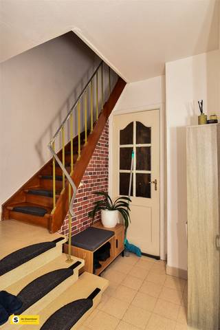 <p><span>TE KOOP in centrum Herentals :  289.000</span></p><p><span> </span></p><p><span>Deze woning ligt in een zeer rustige doodlopende straat. </span></p><p><span>We komen de woning binnen via de inkomhal. Verder vinden we beneden de woonkamer met aansluitend de eetkamer en de ingerichte open keuken. Hier werd een lichtkoepel voorzien wat zorgt voor extra daglicht.  Hiernaast bevindt zich nog een berging/wasplaats welke toegang geeft tot de tuin.</span></p><p><span>De verwarming werd recent aangesloten (met opbouwleidingen)</span></p><p><span>Op de eerste verdieping vinden we de 3 slaapkamers en de badkamer. </span></p><p><span>In de tuin bevindt zich nog een terras en tuinberging. Voor de rest is de tuin volleding geklinkerd. Tuin is bereikbaar langs achteraan via poortje.</span></p><p><span> </span></p><p><span>Interesse in deze woning?  Neem snel contact op met ons kantoor.</span></p><p><span> </span></p>