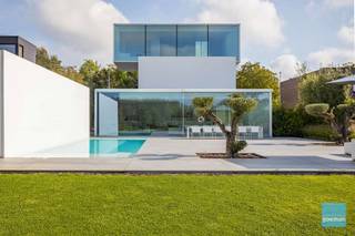 Te koop in Dendermonde - deze architecten woning gelegen langs de oevers van De Schelde en met zicht op natuurgebied kent zijn gelijken niet.<br />Rechte lijnen, minimalistische detaillering en hoogkwalitatieve materialen typeren deze moderne villa. Dankzij de open indeling met ruimtes die in elkaar overlopen maar tevens afgesloten kunnen worden, maken dat je optimaal geniet van licht en zicht.<br />Een totale bewoonbare oppervlakte van 434 m² op een perceel van 14 are. Deze unieke eigendom is als volgt ingedeeld:<br />De gelijkvloerse verdieping bestaat vooraan uit een gevelbrede garage met 3 toegangspoorten voor drie wagens en is tevens de technische ruimte en berging. <br />De inkomhal situeert zich aan de rechterkant en geeft meteen ook ruimte aan een strak bureau met maatkasten. De woonkamer met open keuken bevinden zich achteraan met een volledige glaspartij die beider zijden kan opengeschoven worden om meteen het buitenleven op te snuiven. Zicht op groot zuidgericht terras met zwembad. Poolhouse en tuinberging aansluitend.<br />Op de eerste verdieping van de woning vinden we 3 kinderkamers en de badkamer met douche, alsook het apart toilet. <br />De trap brengt ons naar de bovenste verdieping waar je de "ouderlijke loft' ontdekt bestaande uit dressing, masterbedroom en ensuite badkamer met ligbad en douche.<br />De volledige woning is voorzien van maatwerkkasten en afgewerkt in strakke moderne en luxueuze materialen. <br />Nog enkele technische weetjes en troeven : geothermische warmtepomp met 3 boringen voor een superzuinige vloerverwarming en passief koeling, Ventage domotica, home cinema en surround system netjes weggewerkt achter het plafond.<br />Kortom, geen enkel detail is aan de aandacht van de architect ontsnapt.<br />Voor meer info : 052 52 80 30 of mail tom@goemanvastgoed.be