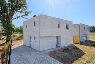 <p>Moderne open bebouwing in een rustige en groene omgeving van Aarschot.</p><p><br /></p><p>Deze energie neutrale woning uit 2026 combineert hedendaags wooncomfort met een mooie landelijke ligging en vrij uitzicht. De nieuwbouwwoning is volledig klaar voor haar eerste bewoner en biedt een doordachte indeling met veel lichtinval en kwalitatieve afwerking. Dankzij het EPC-label A+ geniet je van een uiterst energiezuinige woning met focus op duurzaam wonen. De vlotte verbinding naar invalswegen en nabijheid van openbaar vervoer maken deze woning extra aantrekkelijk. Een ideale keuze voor wie rustig wil wonen in een groene omgeving zonder in te boeten aan bereikbaarheid.</p><p><br /></p><p>Belangrijkste ruimtes:</p><p>• Inkomhal met ingemaakte kasten</p><p>• Lichtrijke woonkamer met aangename leefruimte</p><p>• Volledig uitgeruste keuken met inductiekookplaat, oven, vaatwasser, koelkast en ontbijthoek</p><p>• Praktische wasplaats met aansluitingen voor wasmachine en droogkast, technische ruimte en ventilatiesysteem</p><p>• Apart toilet met handenwasser</p><p>• 3 volwaardige slaapkamers</p><p>• Badkamer met inloopdouche, ligbad en dubbele wastafel in meubel</p><p>• Nachthal met vlotte verbinding tussen de kamers</p><p>• Achterhal met extra circulatieruimte</p><p>• Tuinhuis met extra bergruimte</p><p><br /></p><p>Troeven:</p><p>• Energie neutrale woning met EPC-label A+</p><p>• Nieuwbouw klaar voor de eerste bewoner</p><p>• Rustige landelijke omgeving met vrij zicht</p><p><br /></p><p>Neem vandaag nog contact op met je ERA-makelaar voor een bezoek.</p><p><br /></p><p>JOUW DROOMHUIS. ZO GEVONDEN!</p>