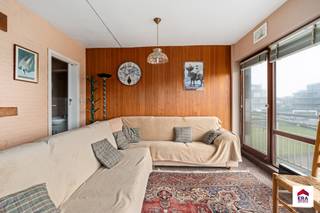 <p>Appartement in het centrum van Oostduinkerke, vlak bij winkels, openbaar vervoer en de toeristische zone.</p>
<p> </p>
<p>Dit appartement op het Europaplein combineert een centrale ligging met een praktische indeling en een aangename woonomgeving. Dankzij de ligging in het hart van Oostduinkerke bevinden winkels, horeca en het openbaar vervoer zich op wandelafstand. De leefruimte geniet van een aangename lichtinval en sluit mooi aan op de eetruimte en keuken. Met een slaapkamer, badkamer en terras vormt dit appartement een interessante keuze als vaste woonst, tweede verblijf of investering aan de kust. Bovendien beschikt het eigendomover een EPC-label C.</p>
<p> </p>
<p>Belangrijkste ruimtes:<br />• Living met aangename lichtinval<br />• Eetkamer aansluitend op de leefruimte<br />• Keuken met praktische indeling<br />• Slaapkamer geschikt voor tweepersoonsbed en kastruimte<br />• Badkamer<br />• Terras</p>
<p> </p>
<p>Troeven:<br />• Centrale ligging in Oostduinkerke<br />• Nabij winkels, openbaar vervoer en de kust<br />• Interessant als vaste woonst of tweede verblijf</p>
<p> </p>
<p>Neem vandaag nog contact op met je ERA-makelaar voor een bezoek.</p>
<p> </p>
<p>JOUW DROOMAPPARTEMENT. ZO GEVONDEN!</p>