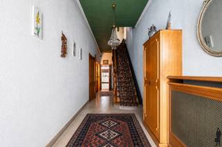 Voormalig apothekerswoning met - in huidige bebouwde toestand - 4 slaapkamers, badkamer, ruim handelsgelijkvloers met achterliggende...