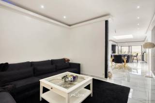 Op zoek naar een woning waar een groot gezin écht kan thuiskomen? Deze dubbele woonst met net geen 250 m² bewoonbare oppervlakte biedt ruimte in overvloed en dat voel je meteen bij het binnenkomen.<br />Het hart van de woning wordt gevormd door twee zeer ruime leefruimten die baden in het natuurlijke licht. De zuidwestelijke oriëntatie en de grote raampartijen zorgen ervoor dat de zon hier de hele dag binnenvalt, wat het huis een warme en gezellige sfeer geeft. Aansluitend vind je de hypermoderne open keuken: royaal bemeten, volledig uitgerust en perfect om samen te koken terwijl het gezinsleven zich rondom afspeelt.<br />Op de verdiepingen wacht de grootste troef van deze woning: maar liefst 6 volwaardige slaapkamers, met de mogelijkheid om er nog twee extra te creëren. Ruimte voor iedereen dus, of het nu gaat om kinderkamers, een thuiskantoor, een hobbyruimte of een logeerkamer. De 2 badkamers zorgen voor comfort op maat van een groot gezin, ook op drukke ochtenden verloopt alles vlot.<br />De inpandige garage biedt plaats voor één wagen en extra bergruimte. Buiten geniet je van een gezellige tuin met zuidwestelijke oriëntatie, waar je van de eerste ochtendkoffie tot de laatste avondzon buiten zit.<br />Ook technisch is deze woning helemaal in orde. Met EPC-label B woon je hier superenergiezuinig, dankzij muur- en dakisolatie, hoogrendementsbeglazing in hout en pvc, rolluiken en een condensatieketel op aardgas. Instapklaar comfort dus.<br />Tot slot de ligging: een toplocatie met scholen, winkels en alle voorzieningen vlakbij (Mobiscore 9,2/10).<br />Kortom: een echt gezellig huis waar een groot gezin jarenlang gelukkig kan zijn.<br />Bel of mail ons voor een afspraak op het nummer: 052/46.38.03 of info@uw-huis.be en wie weet tot binnenkort!<br /><br />
