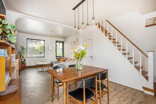Droomt u van een instapklare woning op een rustige locatie, omringd door groen en toch op wandelafstand van het station? Dan is deze charmante woning in Opwijk precies wat u zoekt. Gelegen op een ruim perceel geniet u hier elke dag van een prachtig, open uitzicht op het omliggende groen, terwijl winkels, openbaar vervoer en andere voorzieningen vlot bereikbaar zijn.<br /><br />Binnenin valt meteen de overvloed aan natuurlijk licht op, wat zorgt voor een aangename en warme sfeer. De woning beschikt over een ruime leefruimte, een vernieuwde badkamer en twee uitzonderlijk ruime slaapkamers die tal van mogelijkheden bieden. Dankzij het nieuwe dak en de conforme elektrische installatie is de woning volledig instapklaar en kunt u zonder zorgen verhuizen.<br /><br />Ook buiten heeft deze eigendom heel wat te bieden. Het ruime perceel zorgt niet alleen voor rust en privacy, maar biedt bovendien interessante uitbreidingsmogelijkheden (plannen beschikbaar) voor wie in de toekomst extra woonruimte wenst te creëren. De aanwezige garage vormt een extra praktische troef.<br /><br />Bent u op zoek naar een lichtrijke woning met een uitstekende ligging, een prachtig groen uitzicht en nog heel wat potentieel? Dan is deze eigendom beslist een bezoek waard.<br /><br />Meer info: arno@woonvast.be of 0478 44 20 90